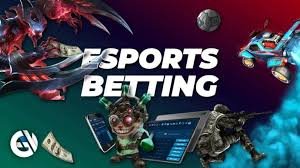 Penggemar sepak bola dan bulu tangkis Indonesia menikmati hiburan digital di piramidwin